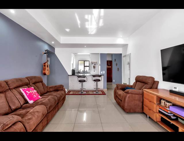 3 BEDROOM TOWNHOUSE FOR SALE IN BENMORE GARDENS